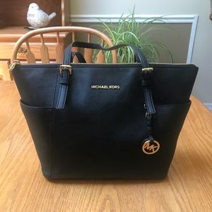 Jet Set Large Top-Zip Saffiano Leather Tote